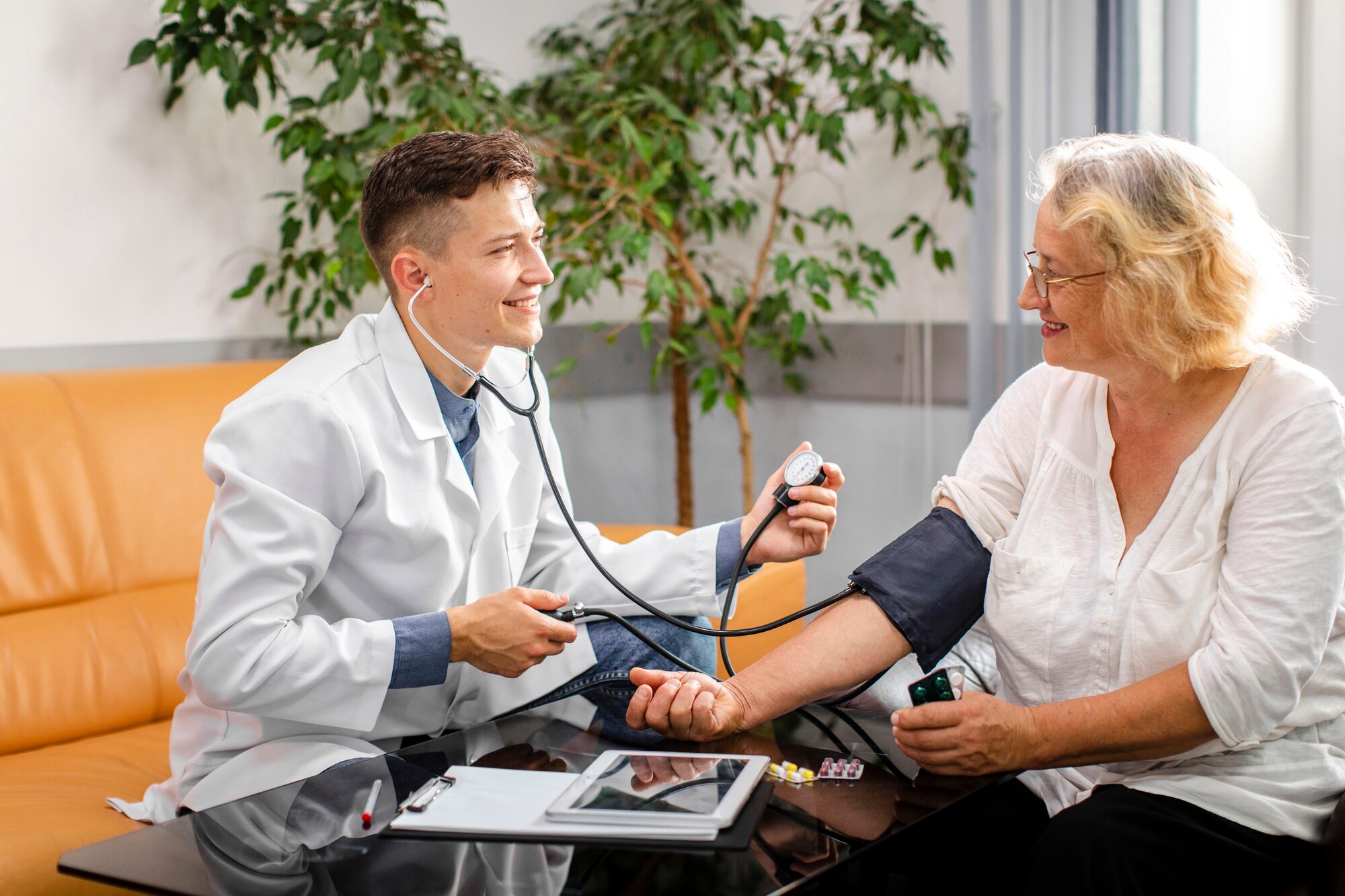 Médico revisando presión arterial de paciente